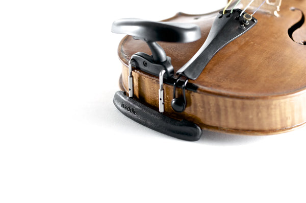 Close-up of the kréddle Cushion shoulder rest in ebony/orange from the side.