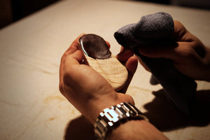 Showing the application of the skin safe rose color to a kréddle custom violin chin rest.