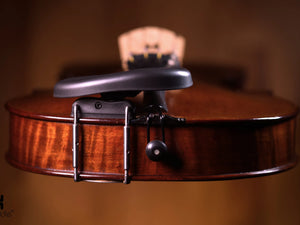 Showing side mount classic kréddle viola chin rest.